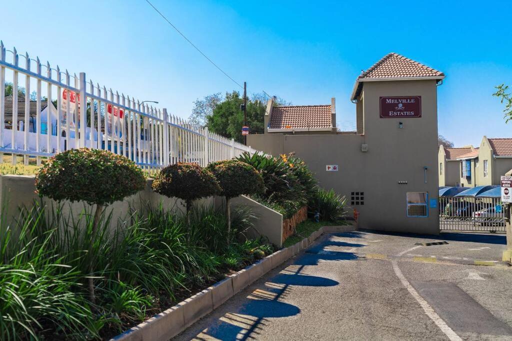 Modern Apartment In Culturally Vibrant Melville 22 Joanesburgo Exterior foto